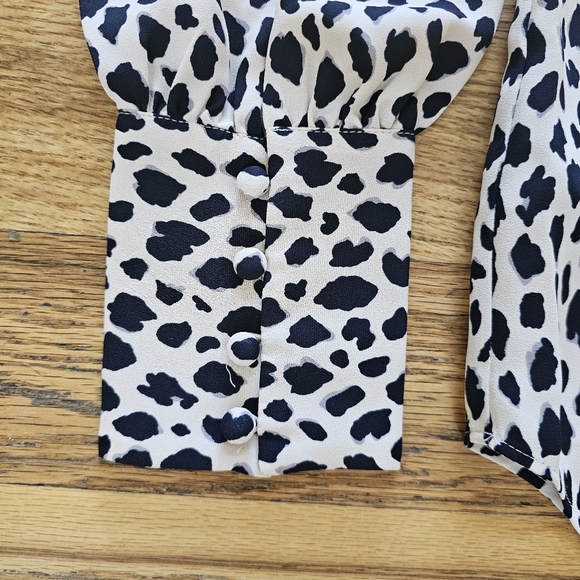 Ann Taylor Size XS Animal Print Blouse Relaxed Fit Chiffon Black and White - Picture 2 of 6
